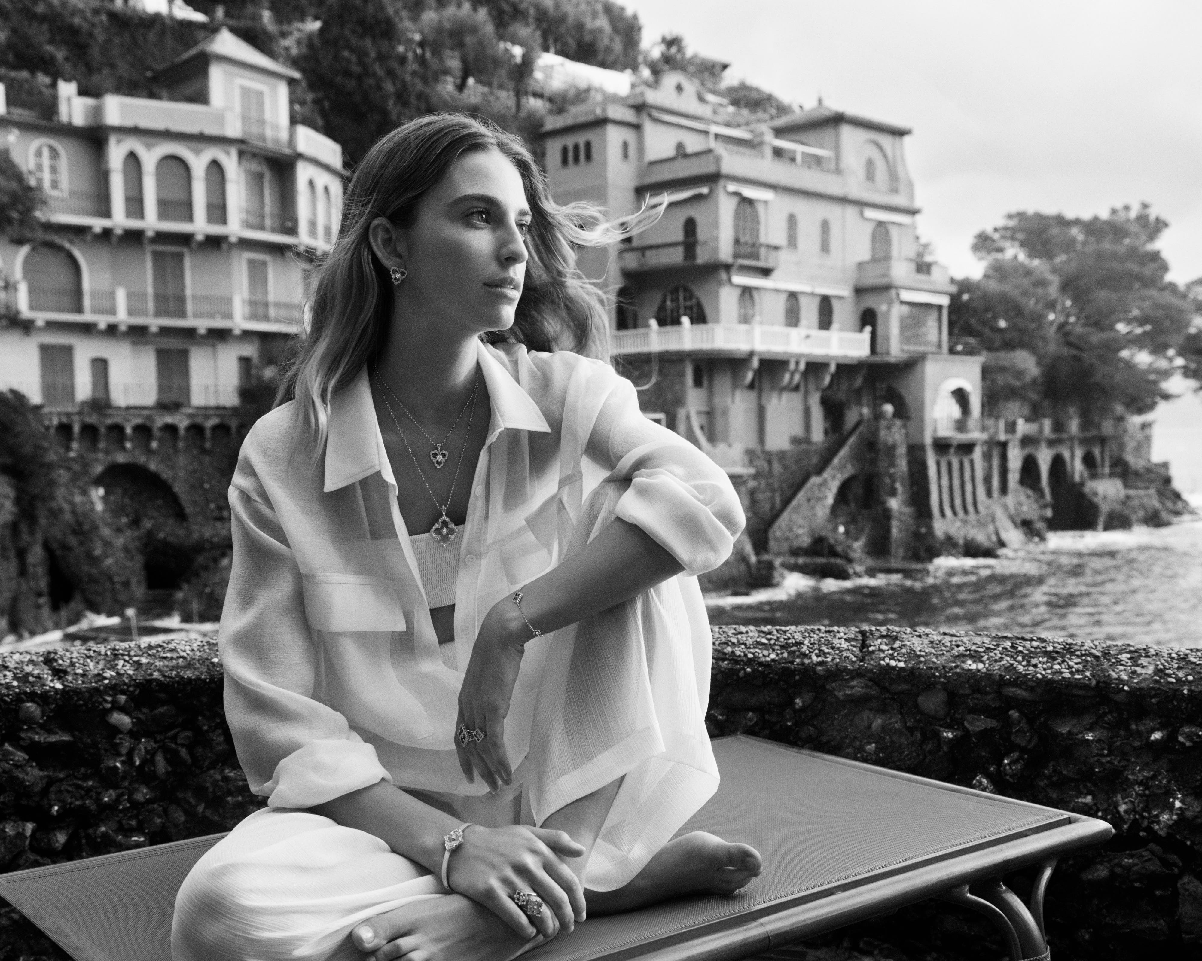 Talita von Furstenberg a Portofino indossa i gioielli Opera nella campagna ufficiale Buccellati