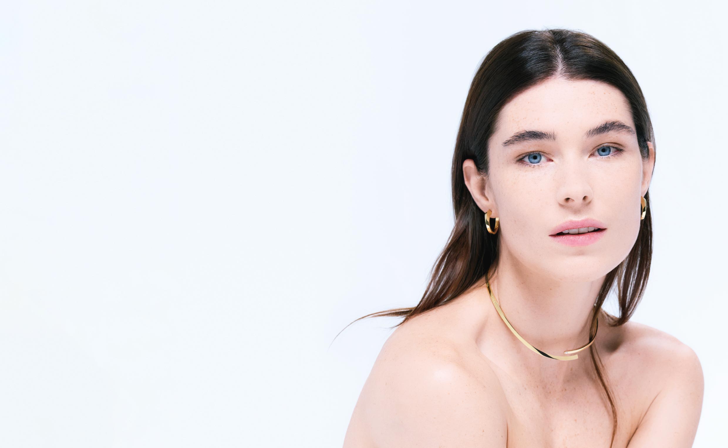 Modella con collana e orecchini dorati della collezione Crivelli LIKE NAKED