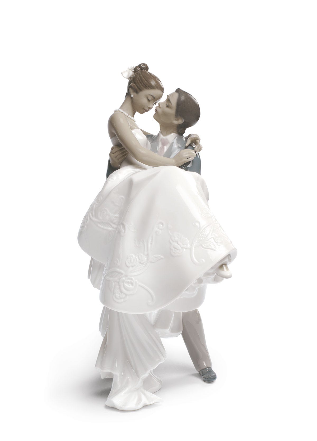 Scultura Lladró The Happiest Day con lo sposo che tiene in braccio la sposa
