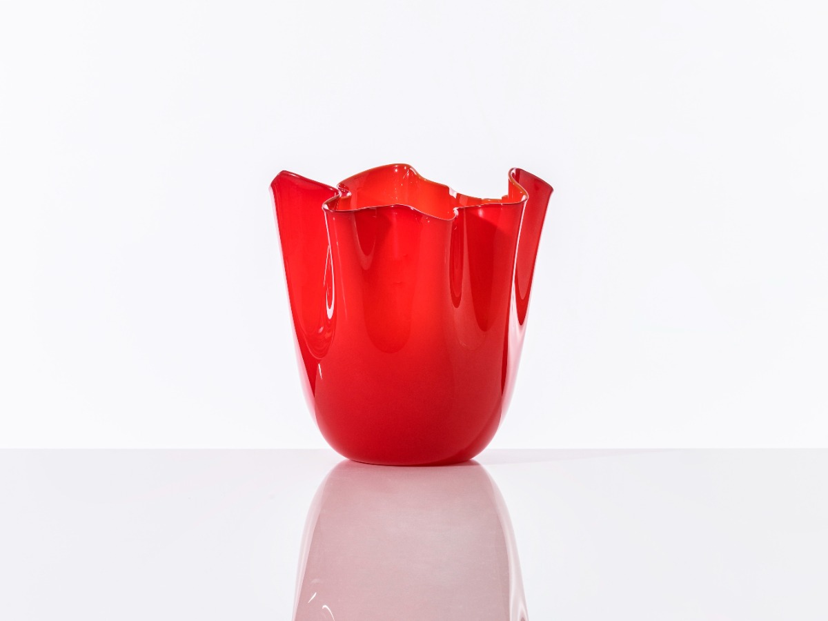 Vaso Fazzoletto rosso Venini con riflesso sul piano chiaro